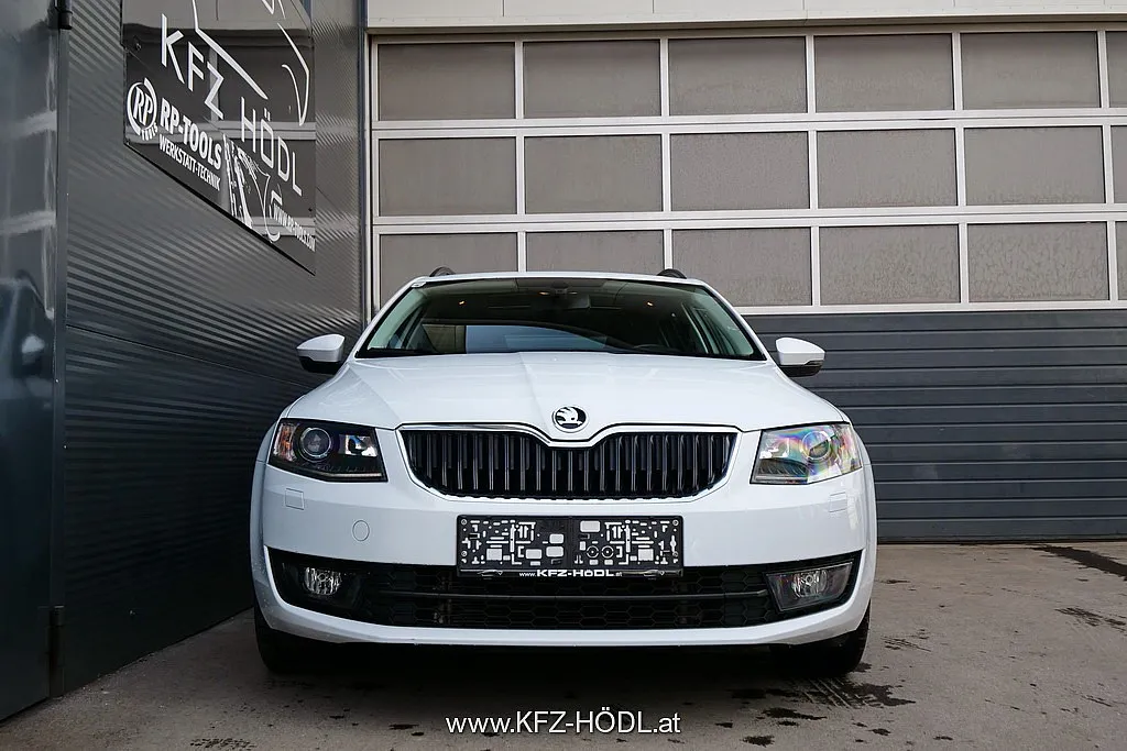 Skoda Octavia Combi 2,0 TDI Style Image 3